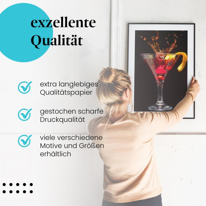 Gerahmtes Wandbild: Fruchtiger Cocktail mit Orangenschale. Verschiedene Größen.