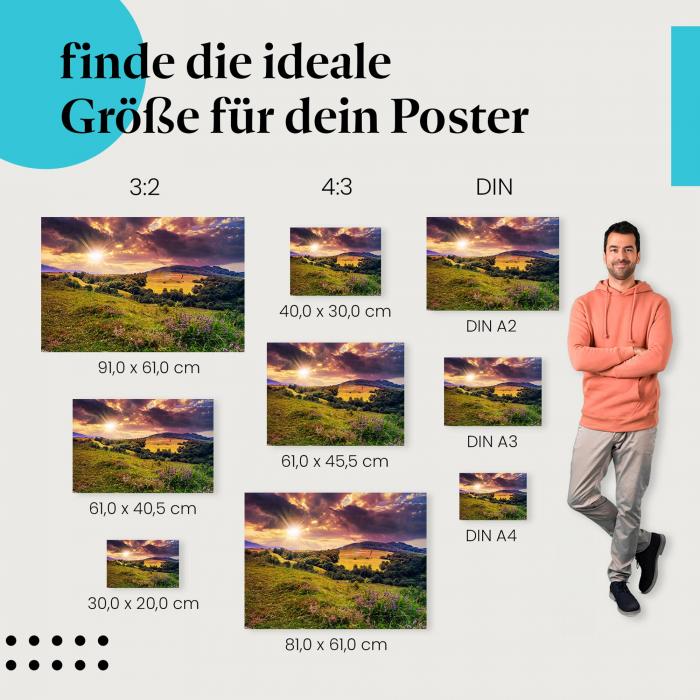 Wähle die ideale Postergröße: Grüne Hügel und Wälder im Abendlicht.