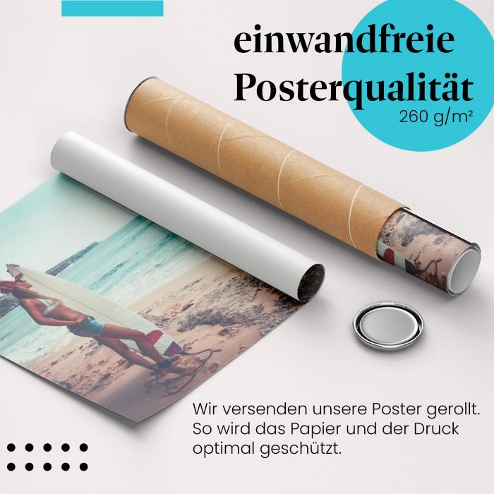 Gerolltes Poster "Surferin am Strand" - Sport & Freiheit, sicher verpackt.