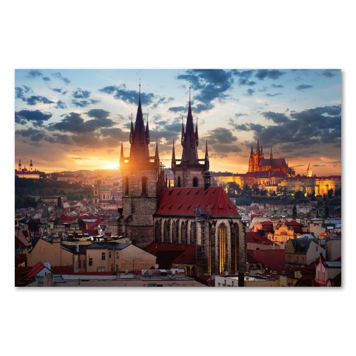 Teynkirche über Prag, beleuchtete Burg, Sonnenuntergang.