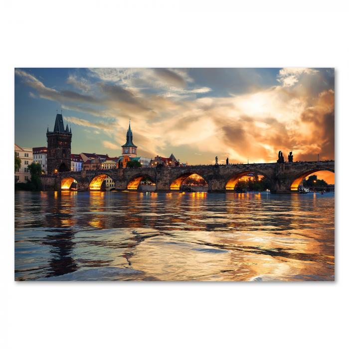 Karlsbrücke (Prag) im warmen Licht des Sonnenuntergangs, Spiegelung in der Moldau.