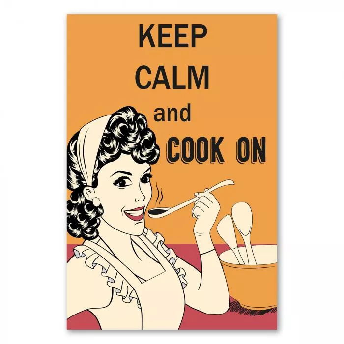 Fröhliche Hausfrau im Retrostil lächelt mit Holzlöffel aus Topf, Text „Keep Calm and Cook On“ verbreitet gute Laune.