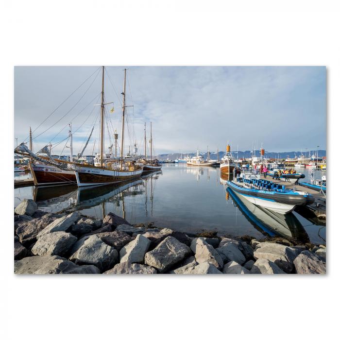 Hafen von Reykjavik, Segelboote, Motorboote, Berge im Hintergrund.