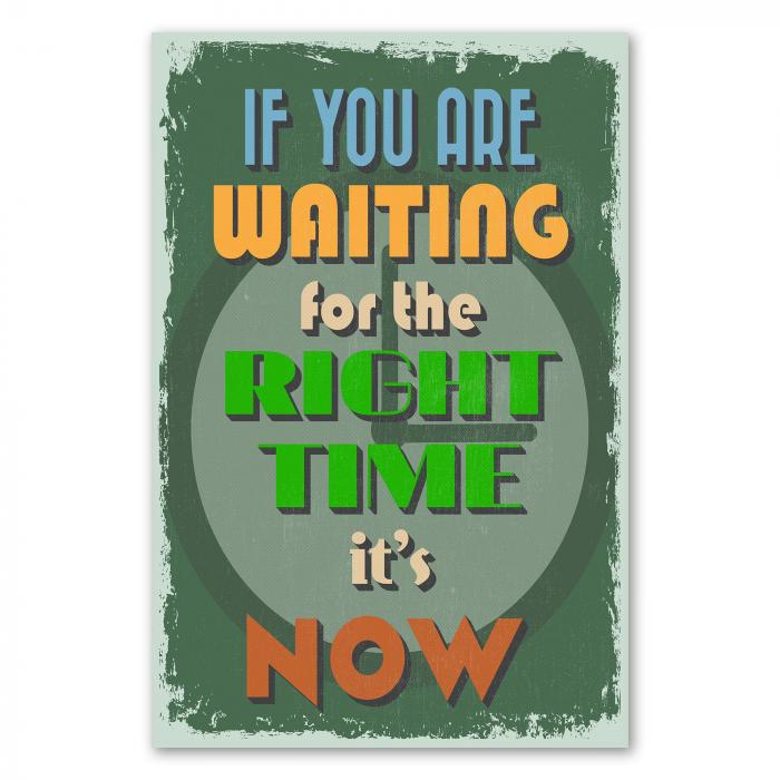 Grünes Vintage Poster mit Uhr: "If You Are Waiting for the Right Time it's Now".