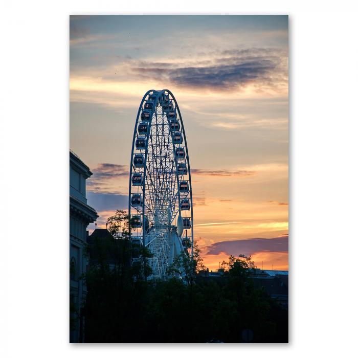 Weißes Riesenrad vor Abendhimmel, Blick über nächtliche Stadt.