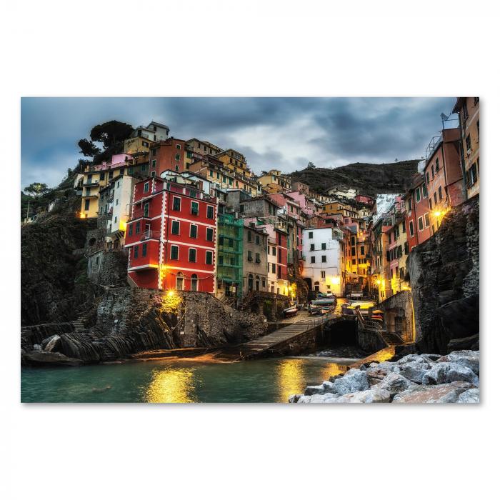 Riomaggiore (Cinque Terre, Italien) bei Nacht - beleuchtete Häuser, romantisch.