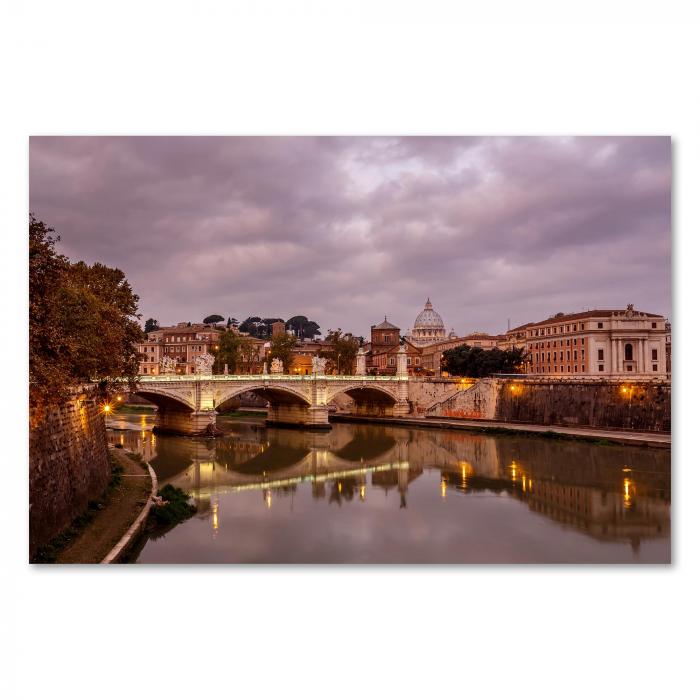 Historische Brücke in Rom, beleuchtet, Petersdom, Dämmerung, zarte Farben.