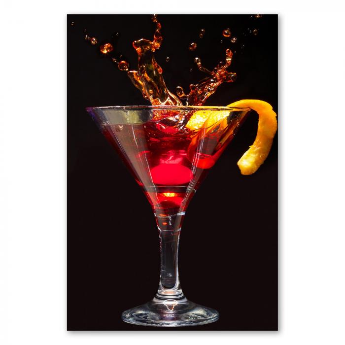 Ein roter Cocktail im Martini-Glas mit Orangenschale - ein stilvolles Motiv für Cocktail-Liebhaber.