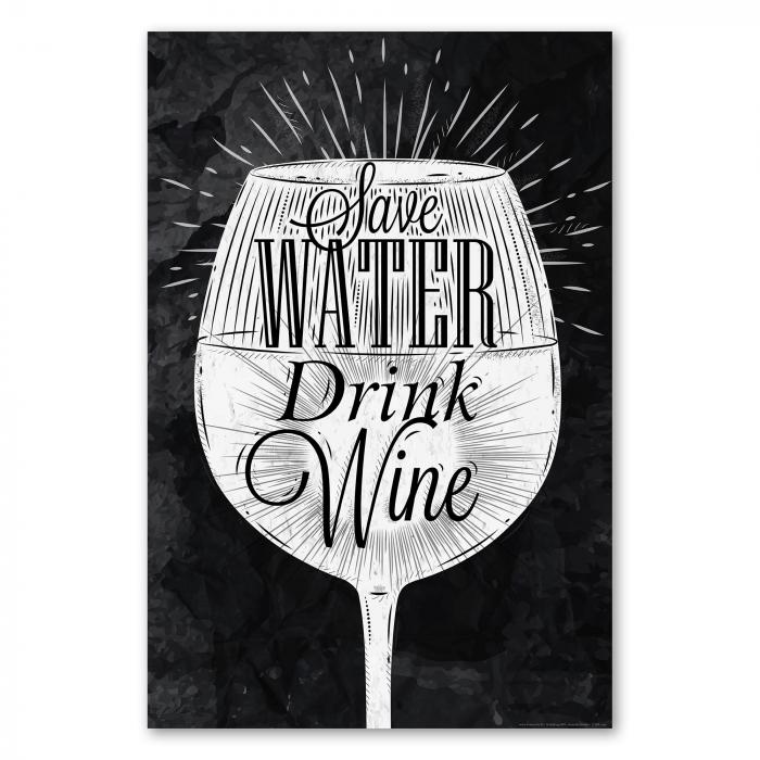 Humorvolles Poster im Kreidestil mit einem Weinglas und der Aufschrift "Save Water Drink Wine" auf schwarzem Hintergrund.