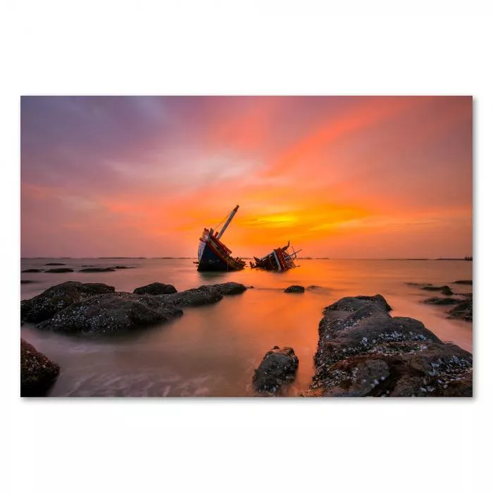 Verlassenes Schiffswrack im Wasser, Sonnenuntergang, ruhig & melancholisch.