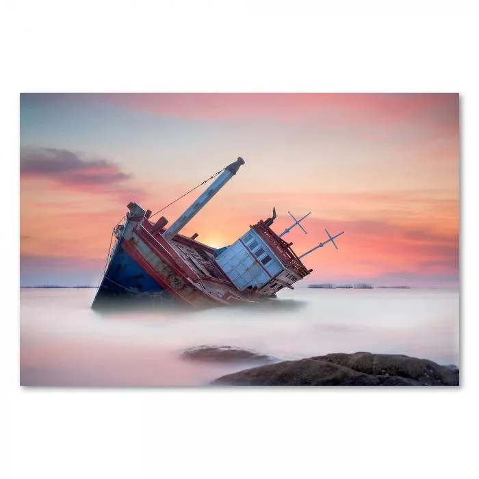 Verlassenes Schiffswrack am Strand, Wellen, Sonnenuntergang.