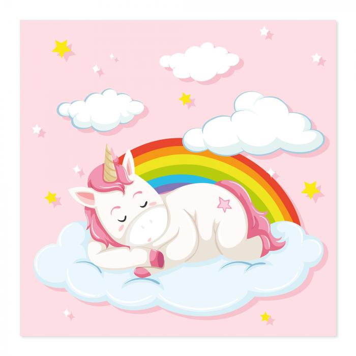 Einhorn mit rosa Mähne & Schweif schläft auf Wolke unter Regenbogen.