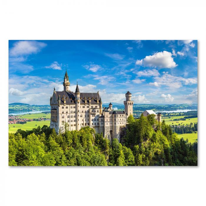 Schloss Neuschwanstein, Felsen, grüne Hügellandschaft, blauer Himmel.