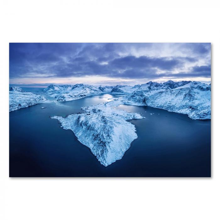 Luftaufnahme: Schneebedeckte Berge, schroffe Gipfel & tiefblaue Fjorde, Winter.