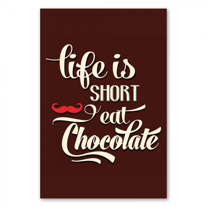 Brauner Hintergrund mit Schriftzug "Life is Short Eat Chocolate" und rotem Schnurrbart.