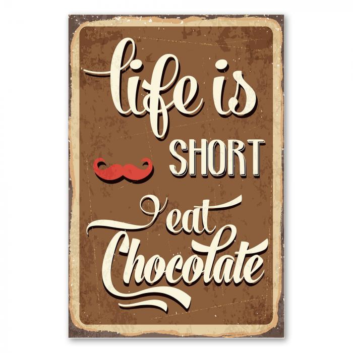 Vintage Metallschild mit dem Spruch "Life is Short, Eat Chocolate" und einem roten Schnur rbart.