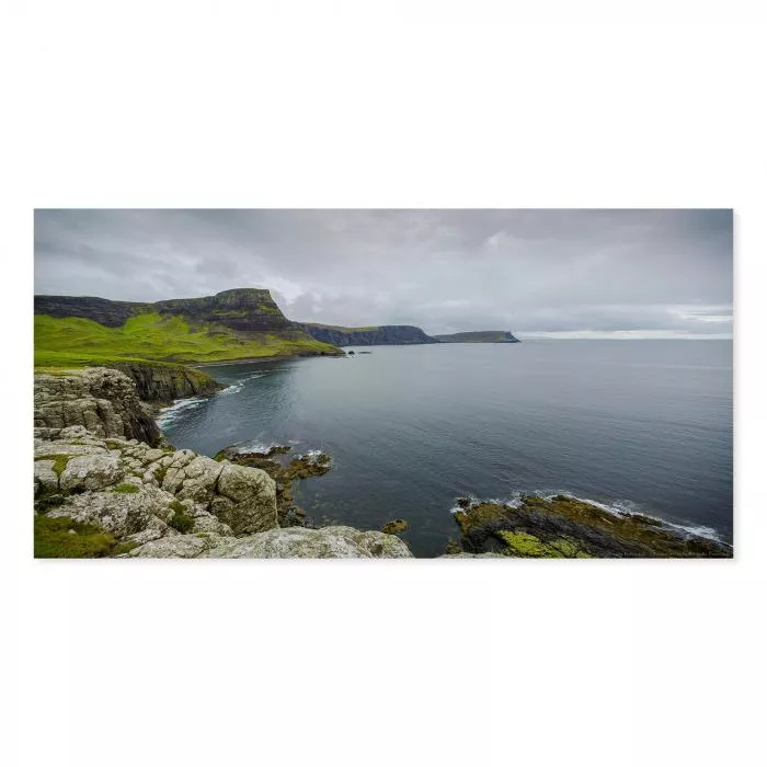 Steilklippen an der schottischen Küste bieten atemberaubenden Blick aufs weite Meer, beeindruckendes Naturschauspiel.