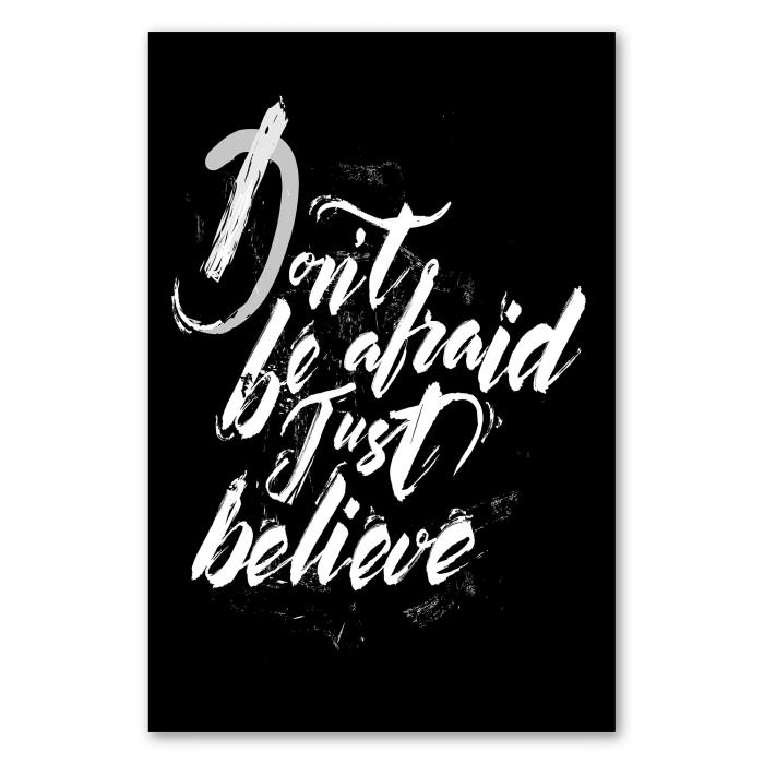 "Don't be afraid. Just believe." - inspirierender Schriftzug, Schwarz-Weiß.