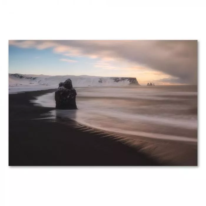 Mystische Stimmung: Schwarzer Strand (Island), Felsen, Wellen.