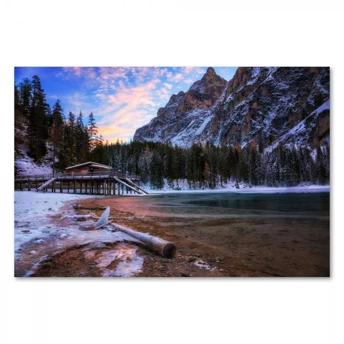 Zugefrorener See, Schneeberge, Holzhaus, Sonnenuntergang, magische Stimmung.