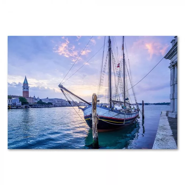 Segelboot am Steg, Venedig, Sonnenuntergang, beleuchtete Gebäude.