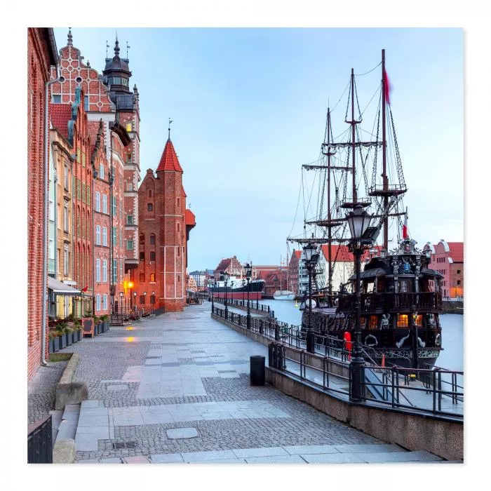 Traditionelles Segelschiff am Hafen von Danzig, historische Gebäude.