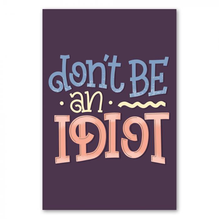 "Don't be an Idiot", Typografie in bunten Buchstaben auf dunklem Hintergrund.