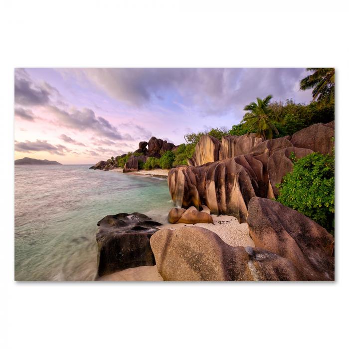 Eine idyllische Bucht auf den Seychellen im Licht des Sonnenaufgangs - ein Traumziel für Strandliebhaber.