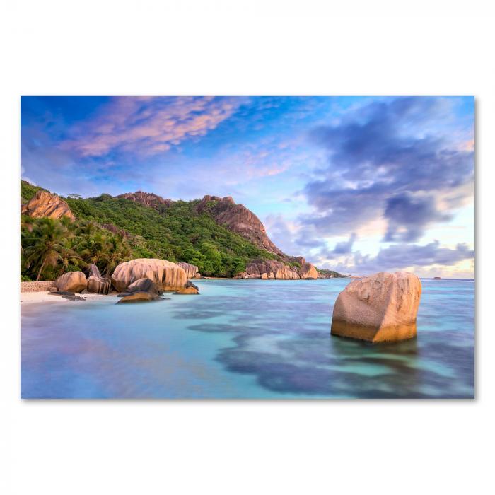 Ein atemberaubender Sonnenaufgang am Strand der Seychellen – ein Traum für alle Urlaubsliebhaber.