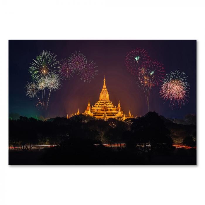 Die Shwedagon Pagode in Yangon (Myanmar) erstrahlt im Licht eines Feuerwerks.