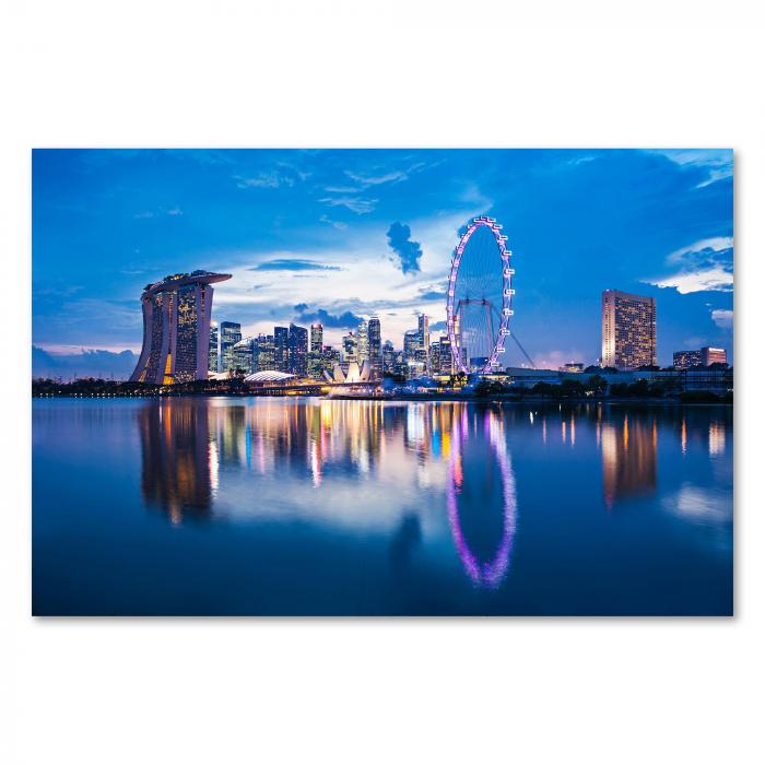 Glitzernde Skyline von Singapur bei Nacht, beleuchtete Gebäude & Singapore Flyer.