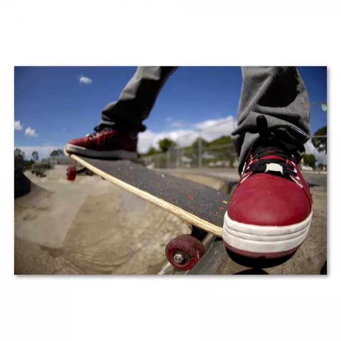 Skater fährt im Skatepark, das Bild zeigt die Räder des Boards und eine aufregende Perspektive.