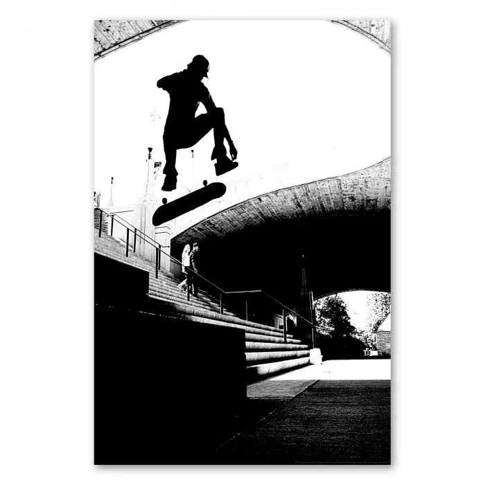 Skateboarder springt über eine Treppe, das Bild in schwarz-weiß zeigt ihn als stilisierte Silhouette.