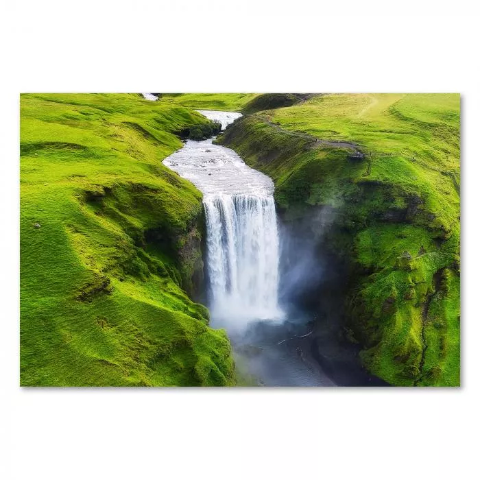 Mächtiger Skogafoss Wasserfall, grüne Landschaft, Island.