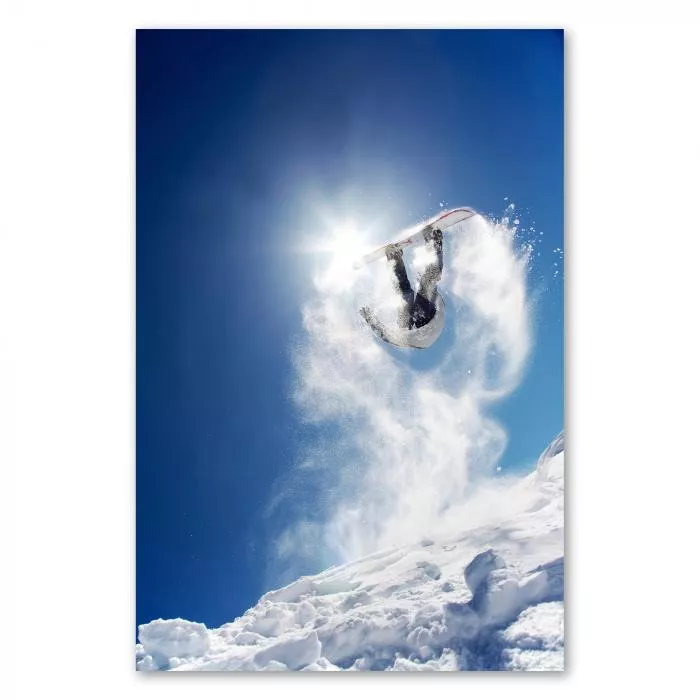 Ein Snowboarder zeigt einen eindrucksvollen Backflip unter blauem Himmel, umgeben von Schneekristallen.