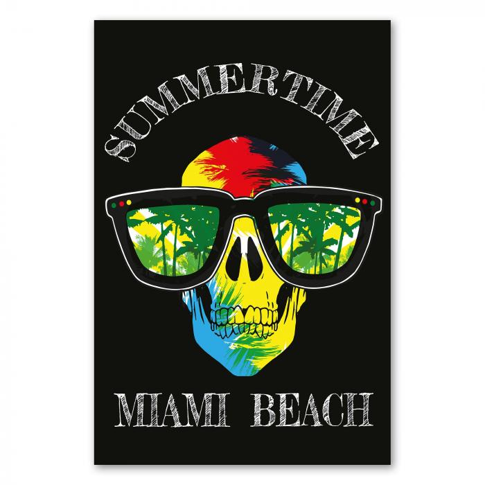 Ein Totenkopf mit Sonnenbrille, darin spiegeln sich Palmen. "Summertime Miami Beach" steht dabei.