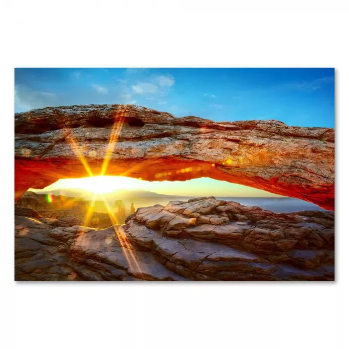 Die aufgehende Sonne scheint durch den Mesa Arch im Arches Nationalpark – ein atemberaubendes Naturschauspiel.