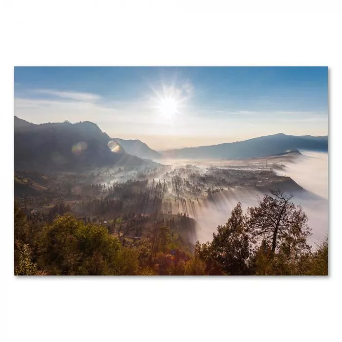 Sonnenaufgang, Berglandschaft, Nebelmeer, Sonnenstrahlen, goldenes Licht.