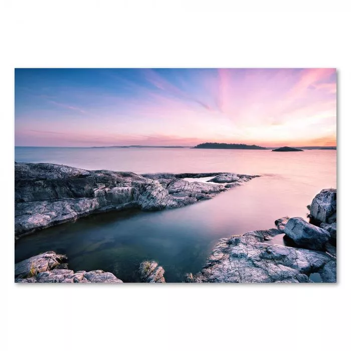 Sonnenstrahlen tauchen Felsenküste & Meer in magisches Licht, ruhige Atmosphäre.