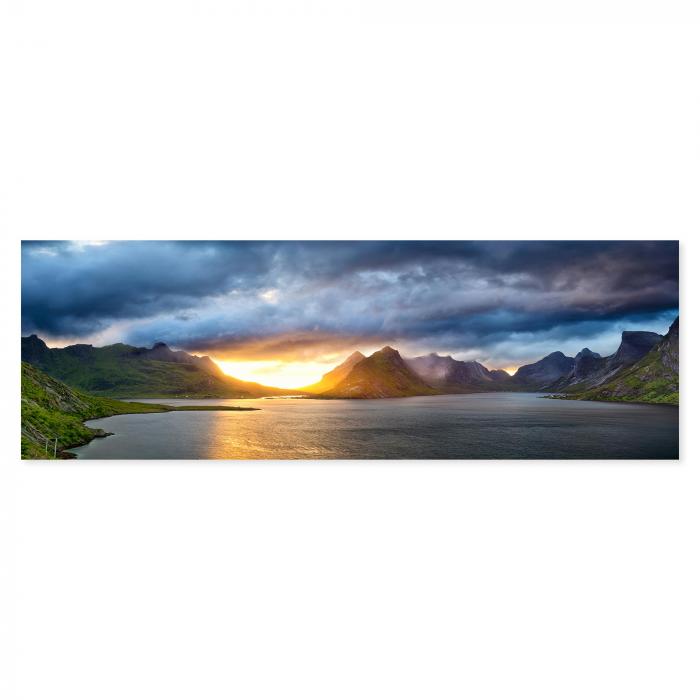 Sonnenuntergang über Fjord in Norwegen: Dramatische Wolken, Berge spiegeln sich.