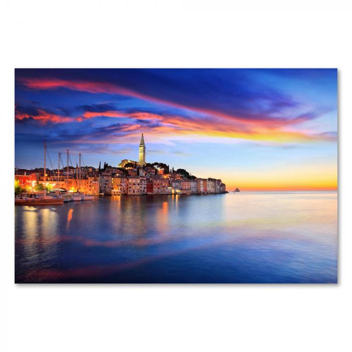 Rovinj (Kroatien) bei Sonnenuntergang, farbenfroher Himmel, Meer & Häuser.