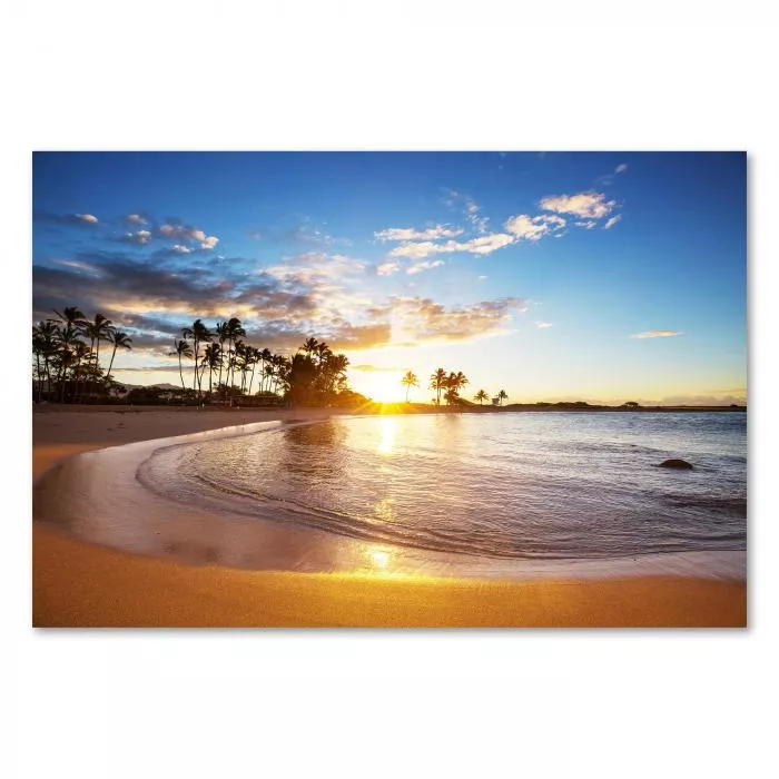 Goldener Sonnenuntergang am Strand, Palmen, sanfte Wellen - entspannte Atmosphäre.