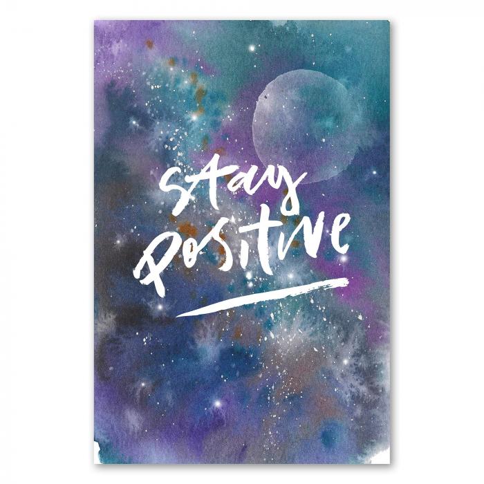 "Stay Positive!" - Motivierender Schriftzug vor buntem Hintergrund, der an Sternenhimmel erinnert.