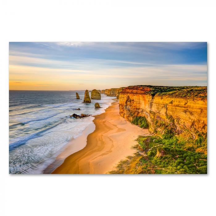 Twelve Apostles (Australien): Steilküste, Felsen, goldener Strand, Wellen.