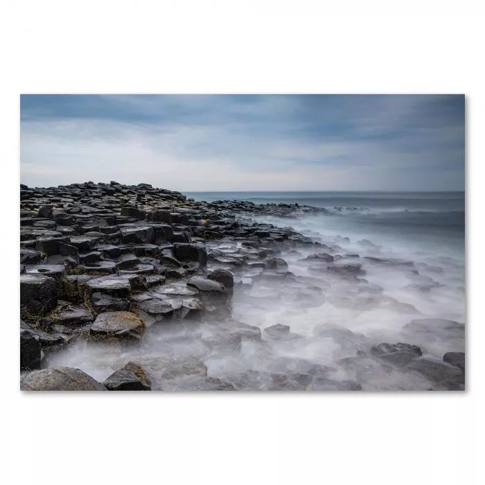 Geheimnisvolle, von Wellen umtoste Steinformationen (Giant's Causeway, Nordirland).