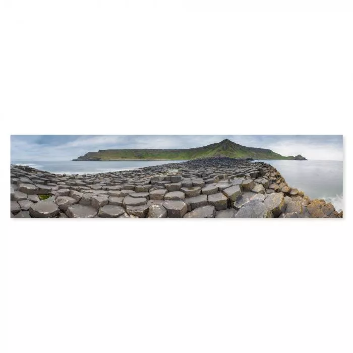 Panoramablick auf Steinküste (Giant's Causeway), sechseckige Basaltsäulen, Insel.