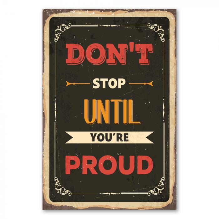 „Don't stop until you're proud“ - Vintage-Schild mit motivierendem Spruch über Stolz und Zielstrebigkeit.