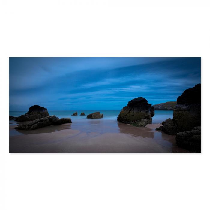 Blaue Stunde taucht Strand und Felsen in magisches Licht, perfekt für romantische Spaziergänge.