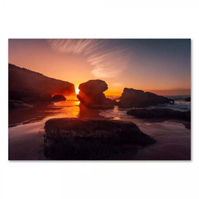 Sonnenaufgang am Strand, Felsen, Wellen, orangefarbenes Licht, Naturgewalt & Schönheit.