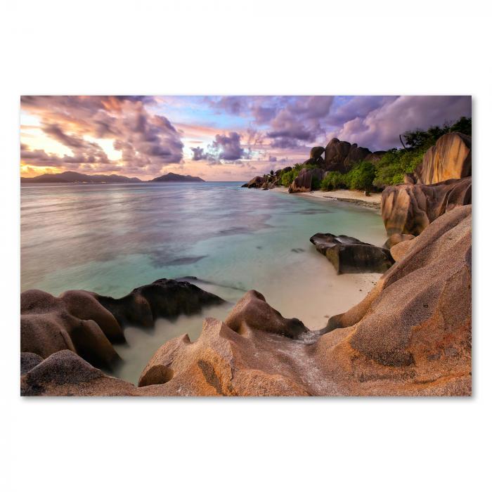 Sonnenuntergang am Strand der Seychellen - türkisblaues Wasser & Granitfelsen.